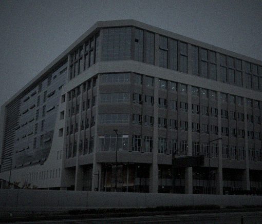 어두운 밤, 별관 건물 정면
